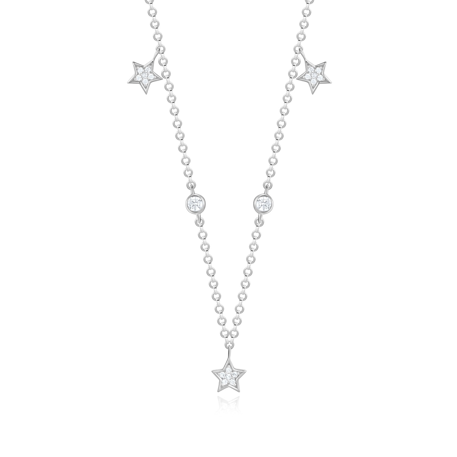Colar prateado com estrelas e pedras transparentes, com uma corrente de elos pequenos e elementos decorativos em forma de estrela.