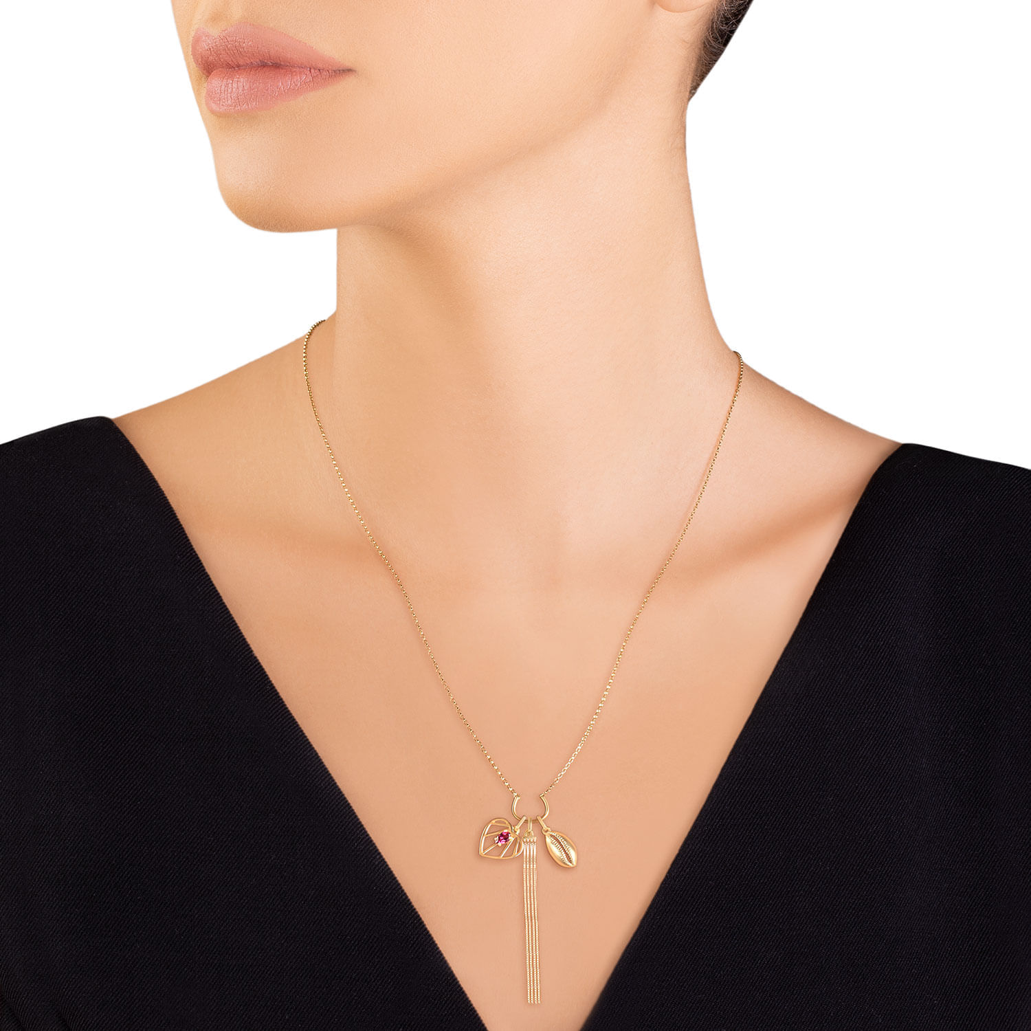 Colar dourado com pingente de folhas e uma ponta de fita pendurada, usado por uma mulher com blusa preta.