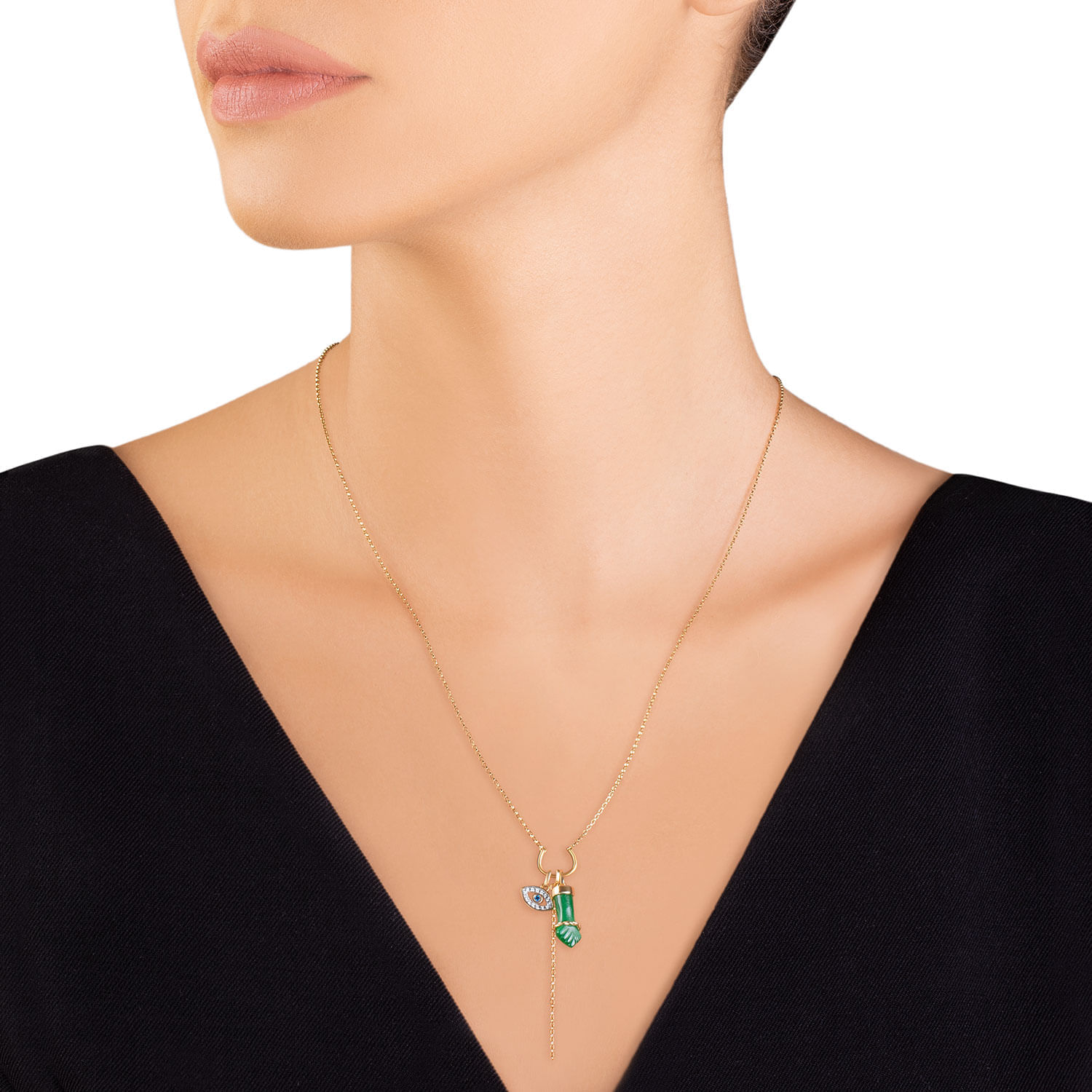 Corrente dourada com pingente de estrela com detalhes em verde e branco, e um pingente pendurado com uma linha longa.