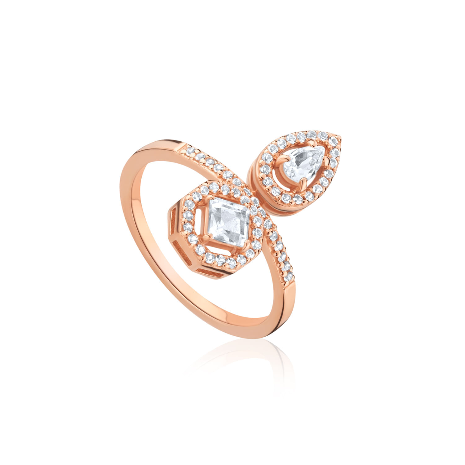 Anel dourado com dois diamantes, um quadrado e um coração, cercados por pequenos diamantes, em fundo branco.
