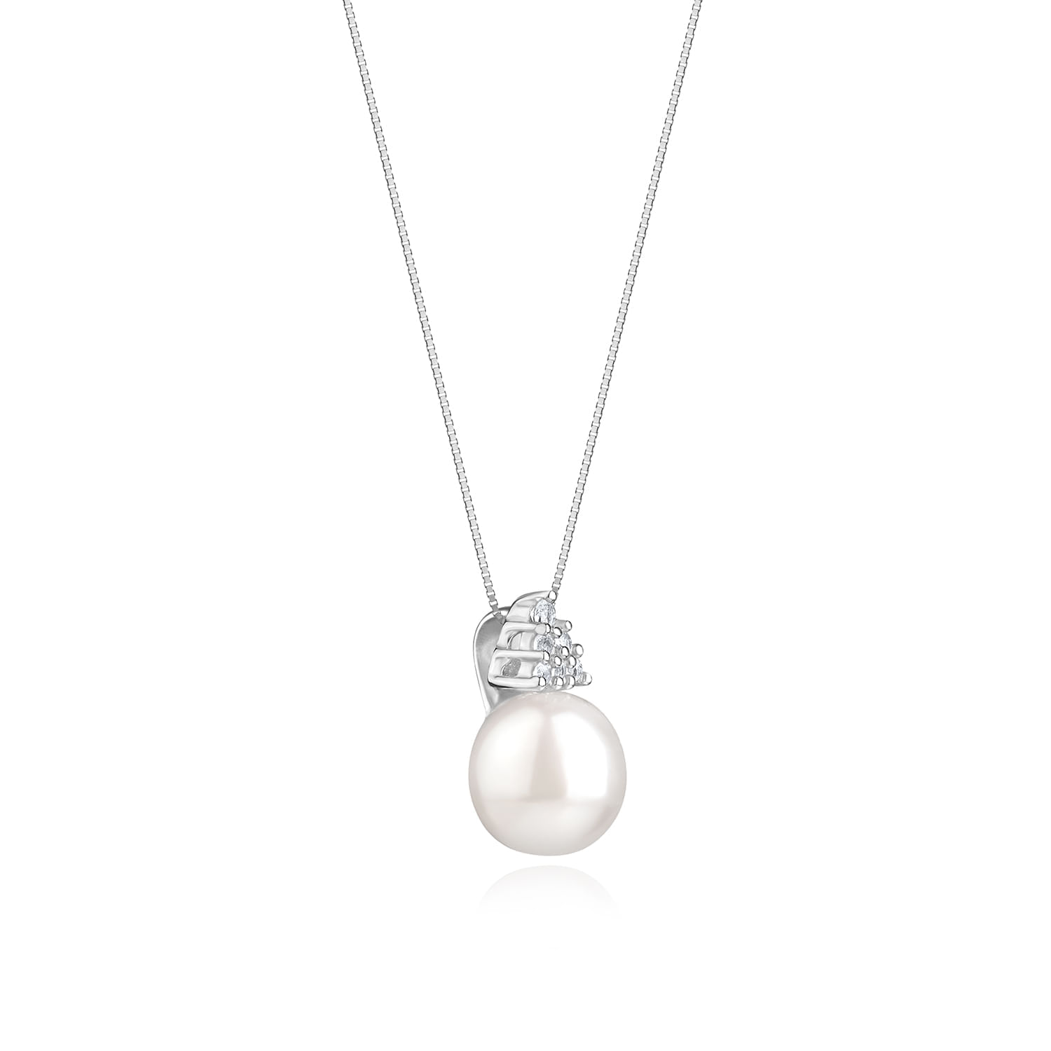 Colar com pingente de pérola branca e detalhes em prata, com uma pequena fileira de zircônias no topo do pingente.