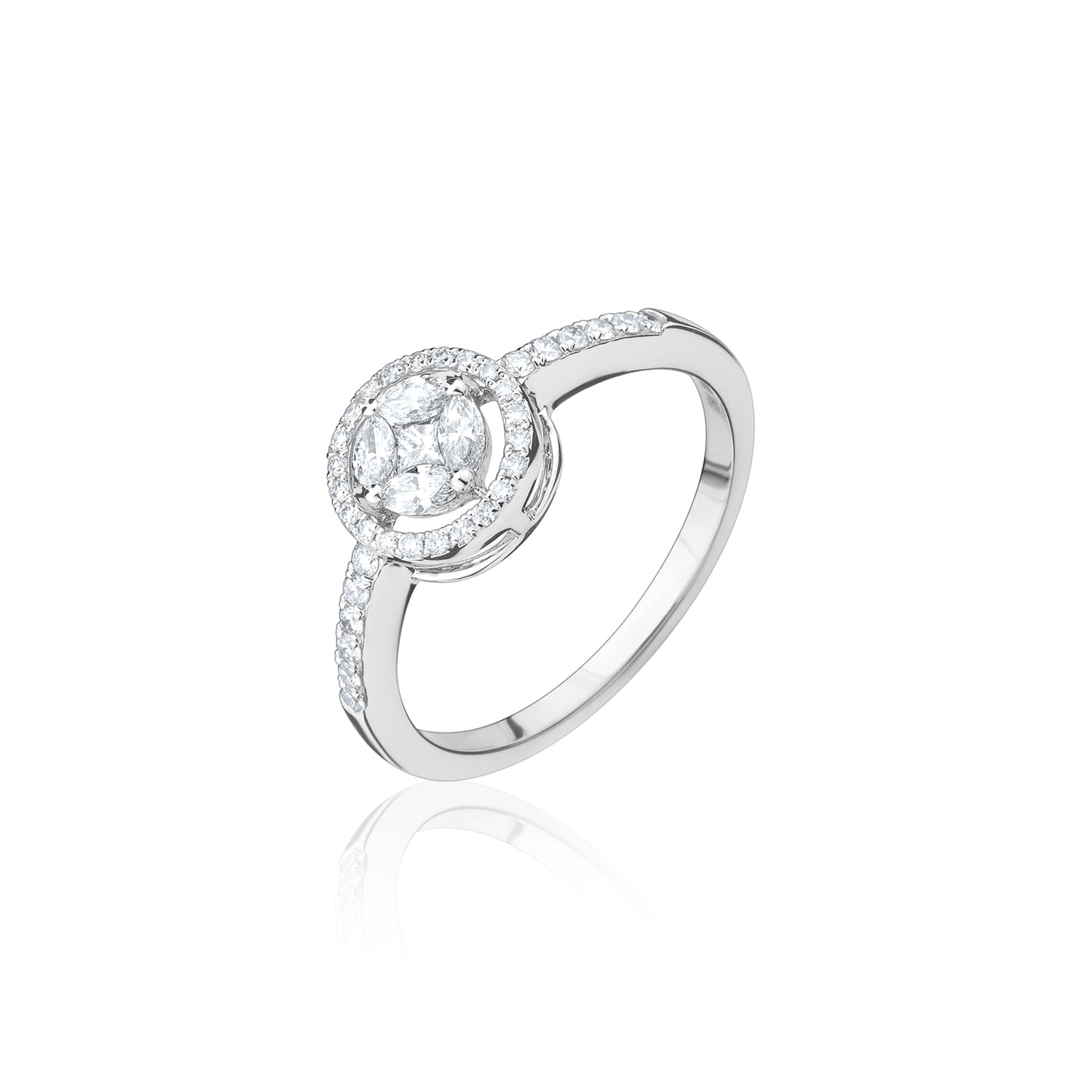 Anel de prata com centro de diamante redondo e aro decorado com pequenos diamantes, em fundo branco.
