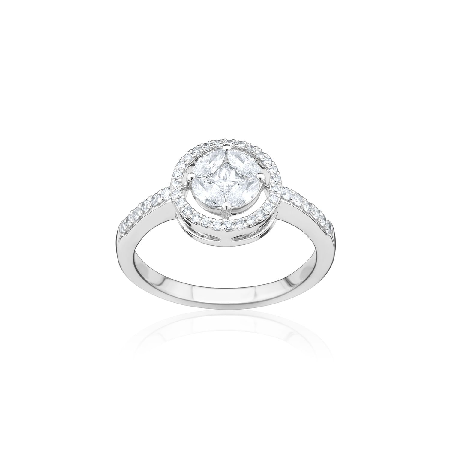 Anel prateado com pedra central grande e cercado por pequenos diamantes, com uma faixa adicional também cravejada de diamantes.