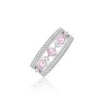 Anel com duas faixas prateadas, decoradas com pequenos diamantes e pedras rosa, intercaladas com diamantes menores.