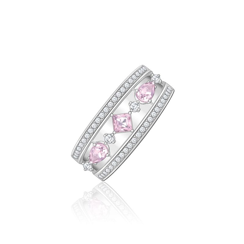 Anel com duas faixas prateadas, decoradas com pequenos diamantes e pedras rosa, intercaladas com diamantes menores.