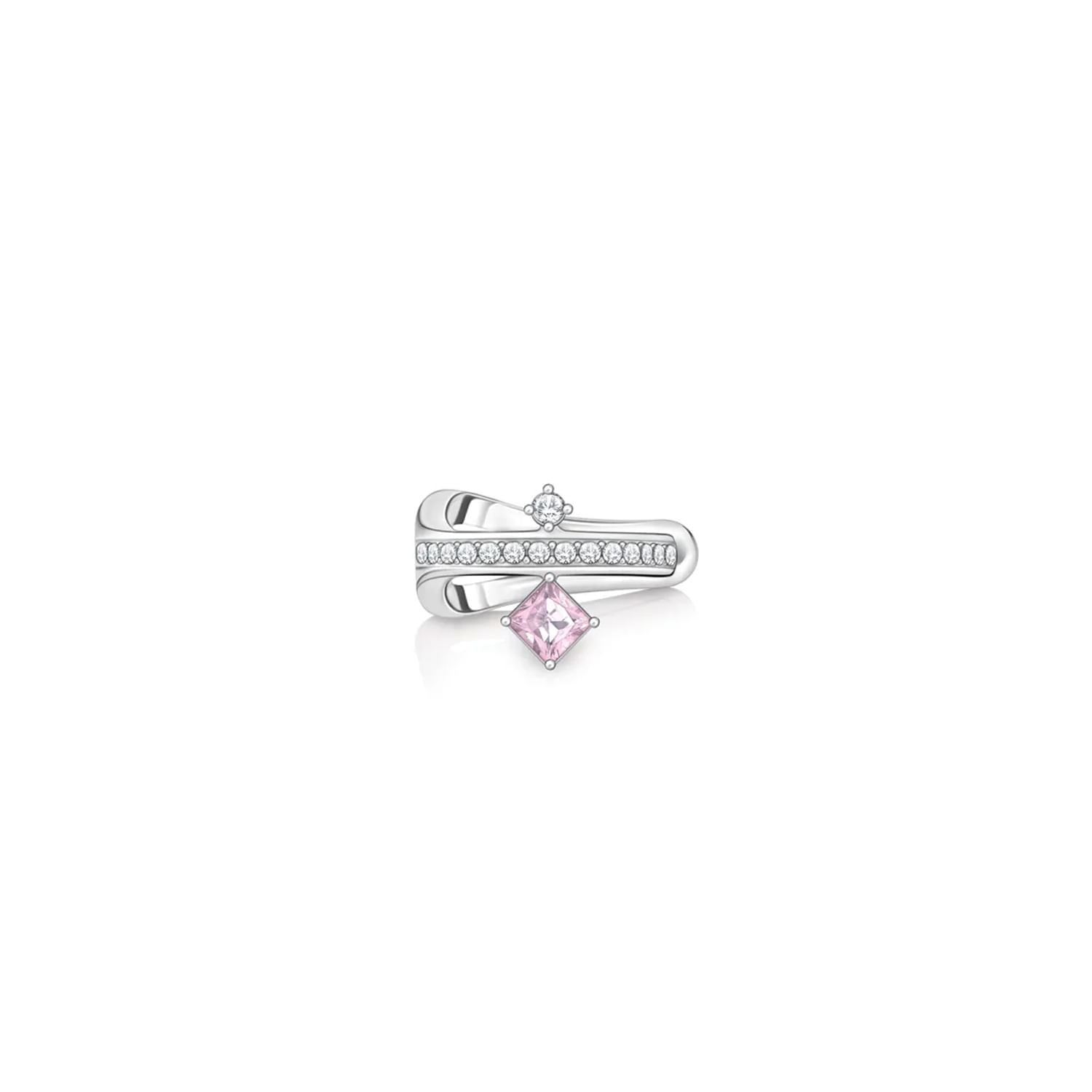 Anillo de prata com detalhes cravejados de pedras transparentes e uma pedra rosa em formato quadrado pendurada na parte inferior.