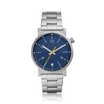 Relógio com pulseira de metal prateada, caixa circular, mostrador azul com detalhes de linhas horizontais, ponteiros prateados e detalhes amarelos.
