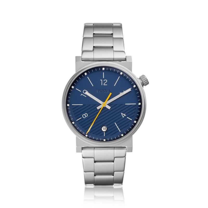Relógio com pulseira de metal prateada, caixa circular, mostrador azul com detalhes de linhas horizontais, ponteiros prateados e detalhes amarelos.