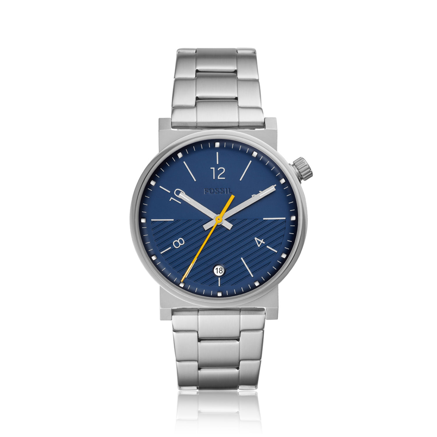 Relógio com pulseira de metal prateada, caixa circular, mostrador azul com detalhes de linhas horizontais, ponteiros prateados e detalhes amarelos.