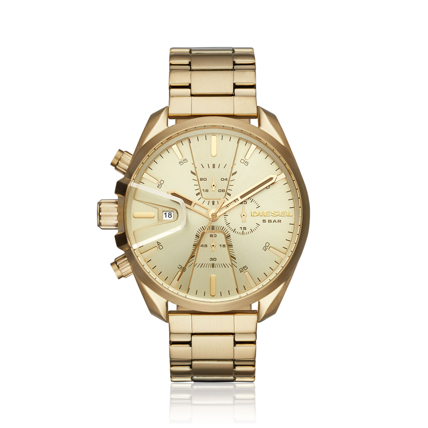 Relógio dourado com pulseira de metal, mostrador com várias funções e detalhes, marca Diesel e resistência à água de 5 bar.