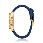 Relógio com pulseira azul e caixa dourada, visto de lado, com botões na lateral.
