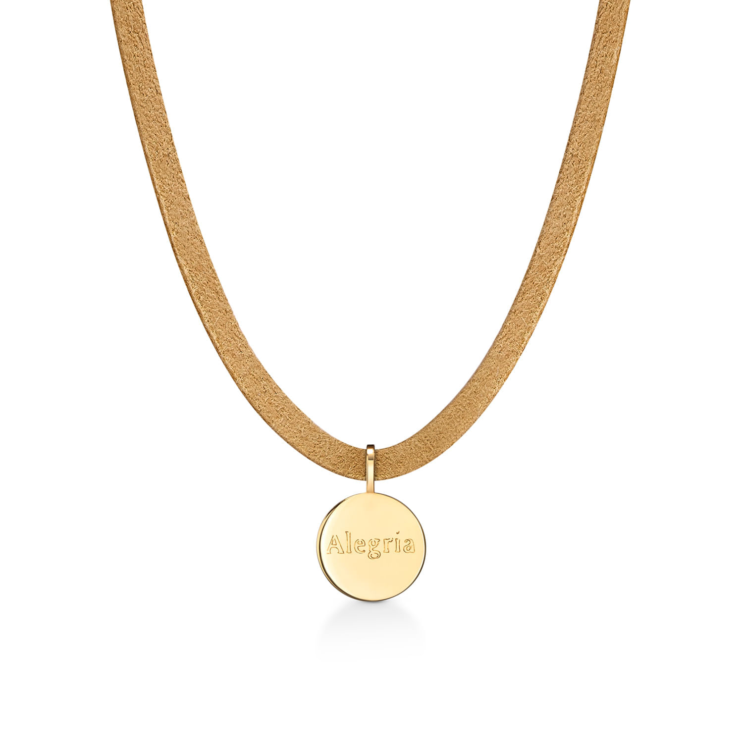 Colar dourado com pingente circular gravado com a palavra "Alegria" em uma corda de couro.