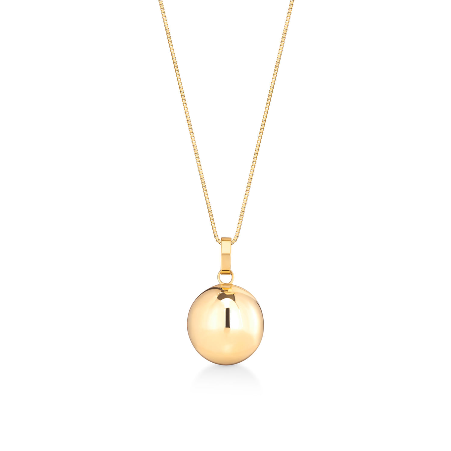 Colar com pingente de ouro com uma pérola ovalada e lisa.
