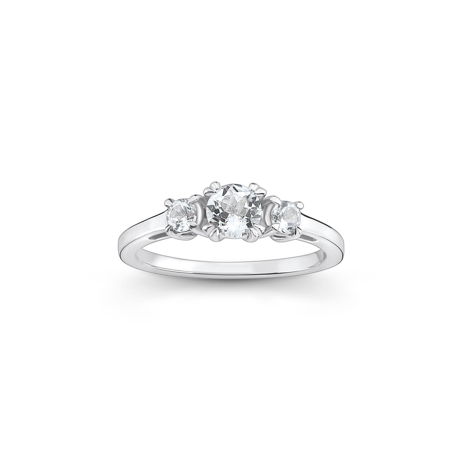 Anel de prata com três diamantes, com destaque para o diamante central maior, em fundo branco.