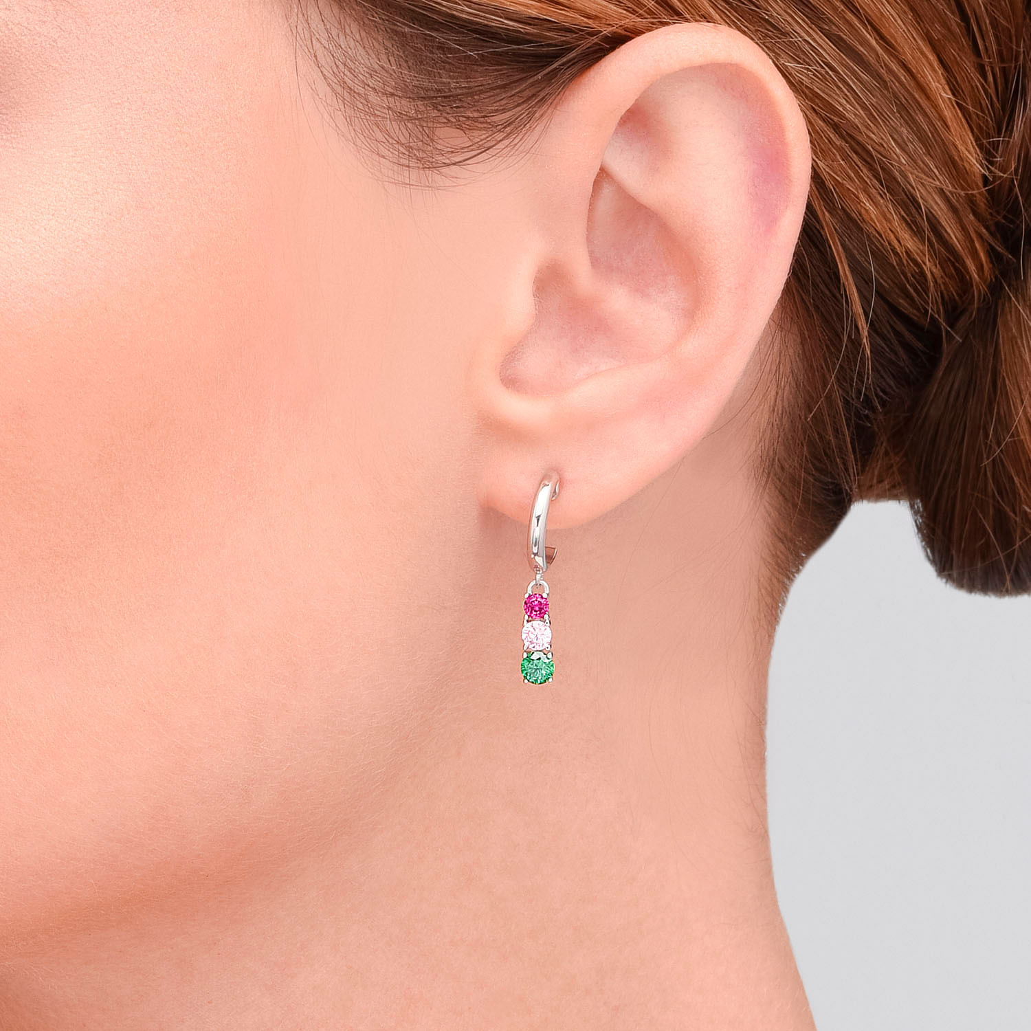Brinco de argola com pingente de pedras coloridas em rosa, branco e verde.
