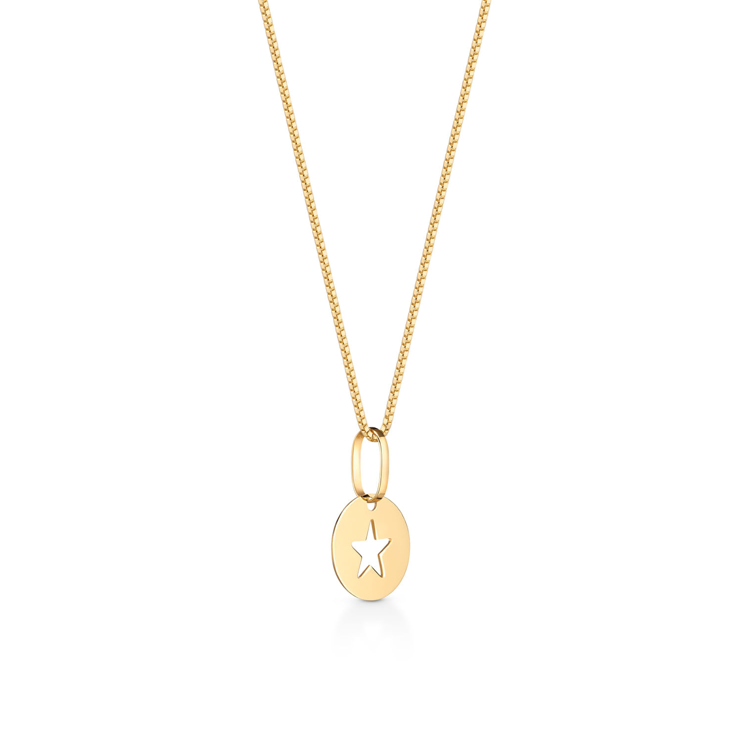 Colar dourado com pingente oval com estrela recortada.
