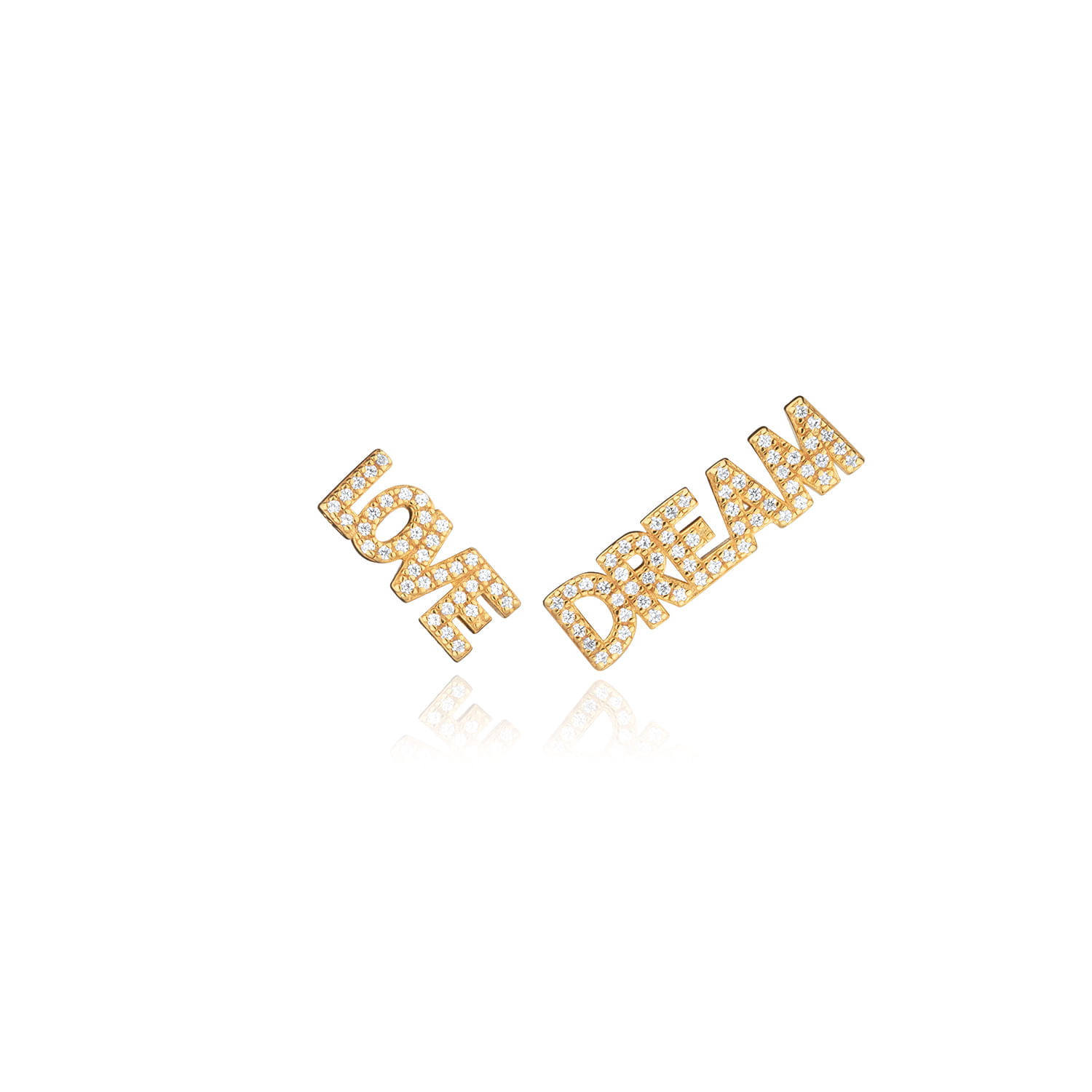 Brincos dourados com letras "LOVE" e "DREAM" adornados com pedras brilhantes, dispostos em direções opostas.