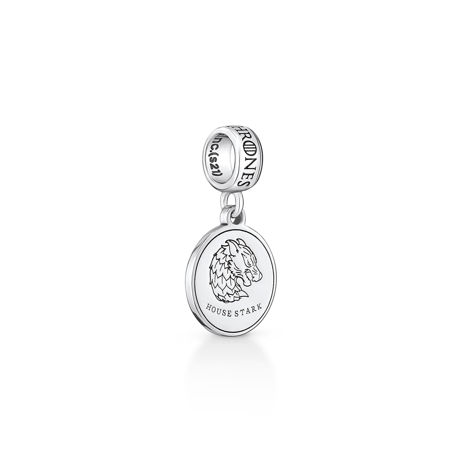Um pingente de prata com o logotipo de House Stark, da série Game of Thrones, e a inscrição "HOUSE STARK" em uma medalha oval.