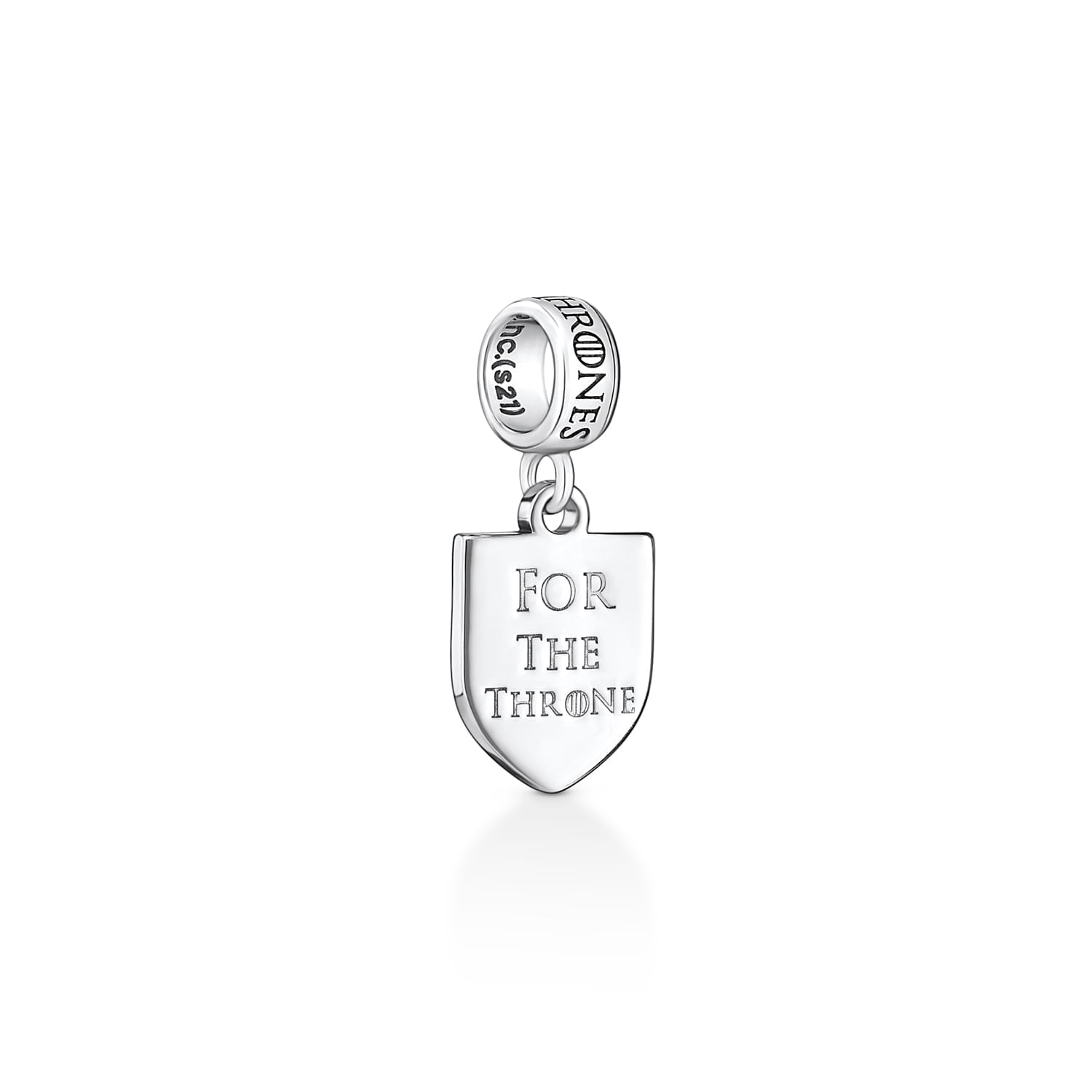 Pingente de metal com inscrição "FOR THE THRONE" em uma placa em forma de escudo.