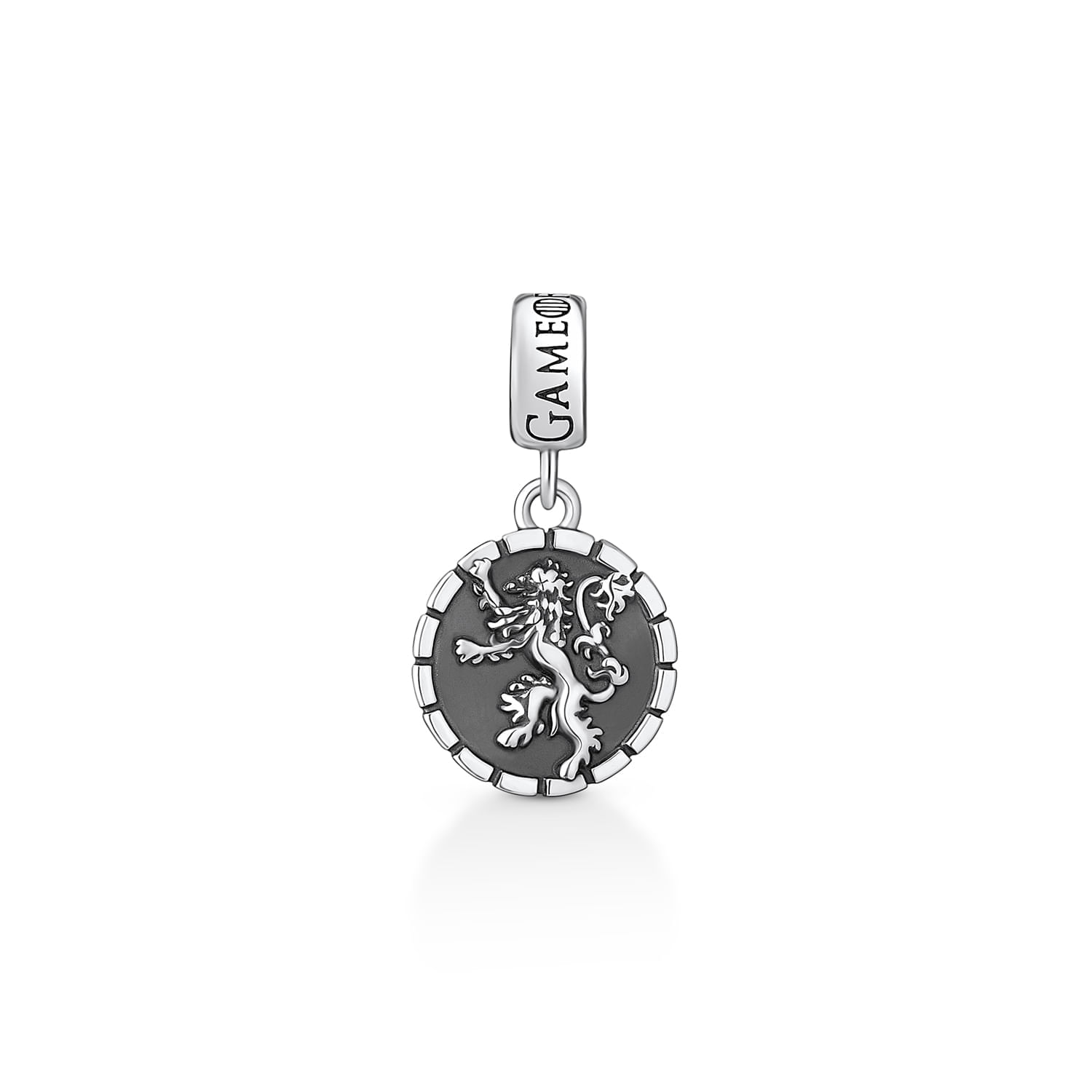 Pingente de metal com escudo contendo um leão estilizado em relevo, com texto "GAME" na parte superior.