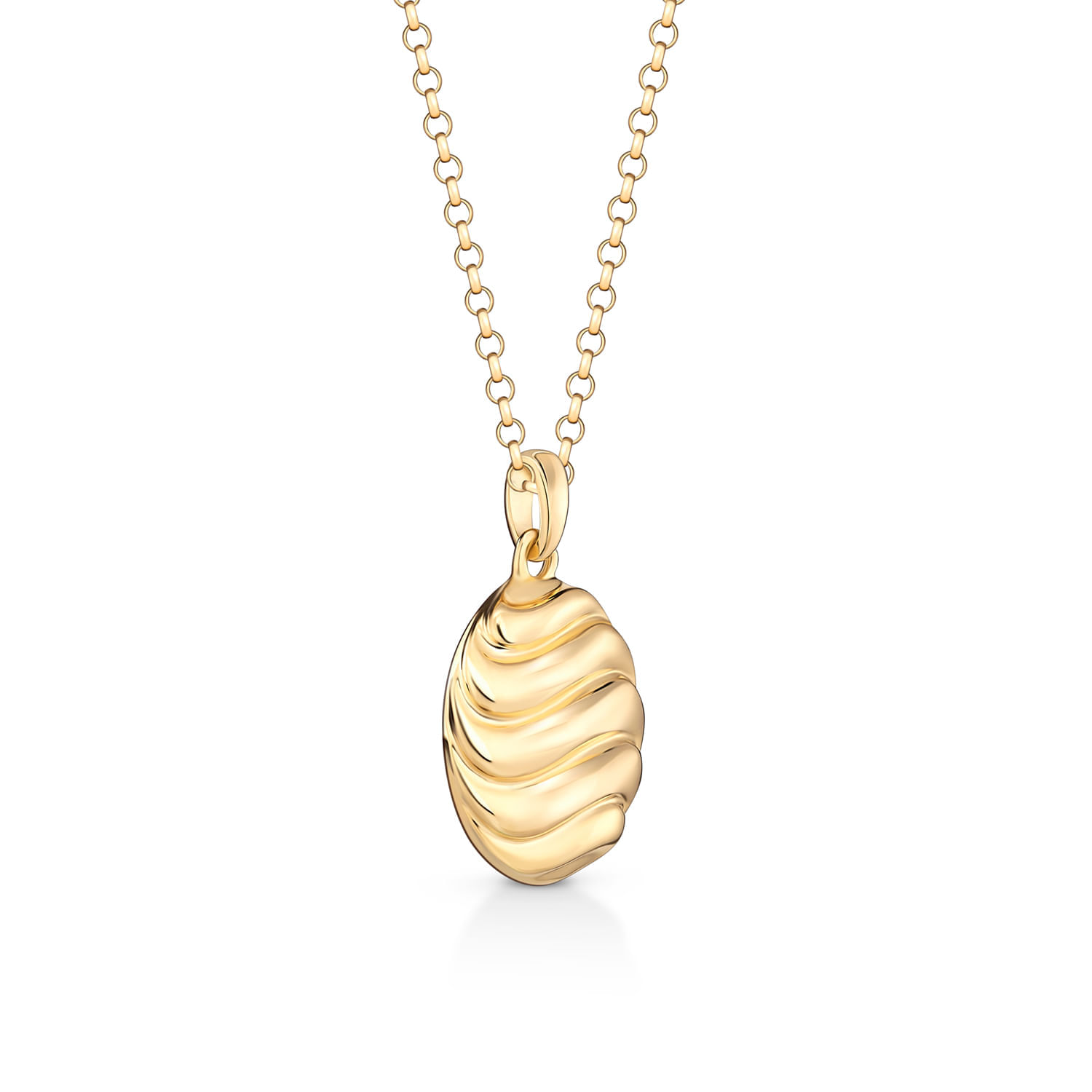 Colar com pingente dourado em forma de concha com detalhes ondulados.