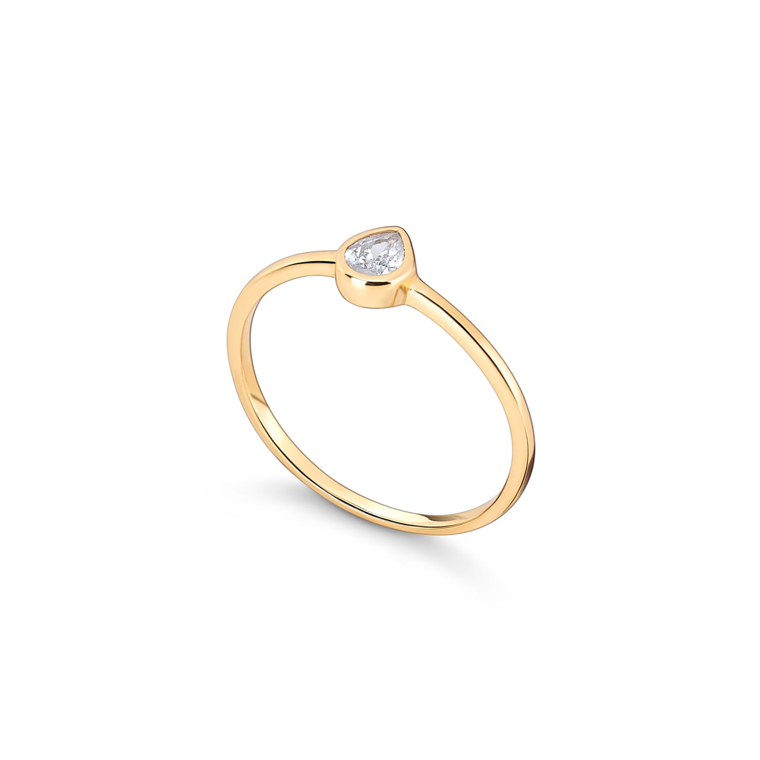 Anel fino de ouro com uma pedra de diamante em formato de coração na ponta.