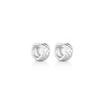 Par de brincos prateados com design entrelaçado em formato de rolo, com acabamento brilhante e polido.