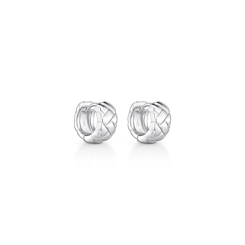 Par de brincos prateados com design entrelaçado em formato de rolo, com acabamento brilhante e polido.