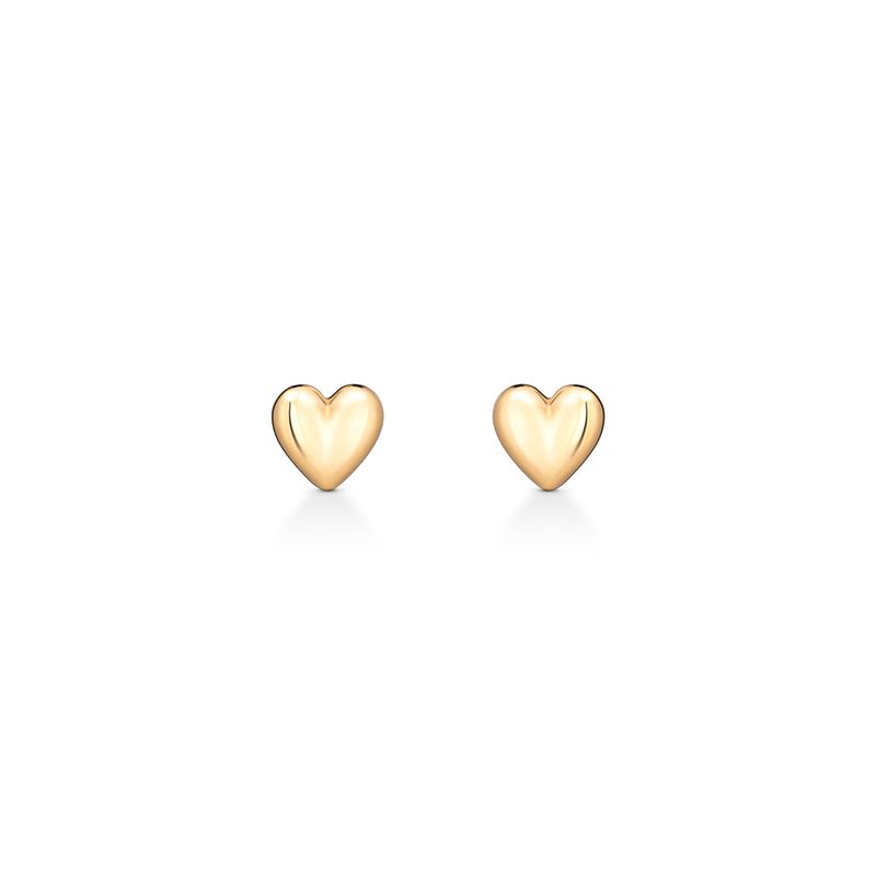 Par de brincos de coração dourados sobre fundo branco.