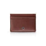 Carteira masculina de couro marrom com detalhe de metal na frente.