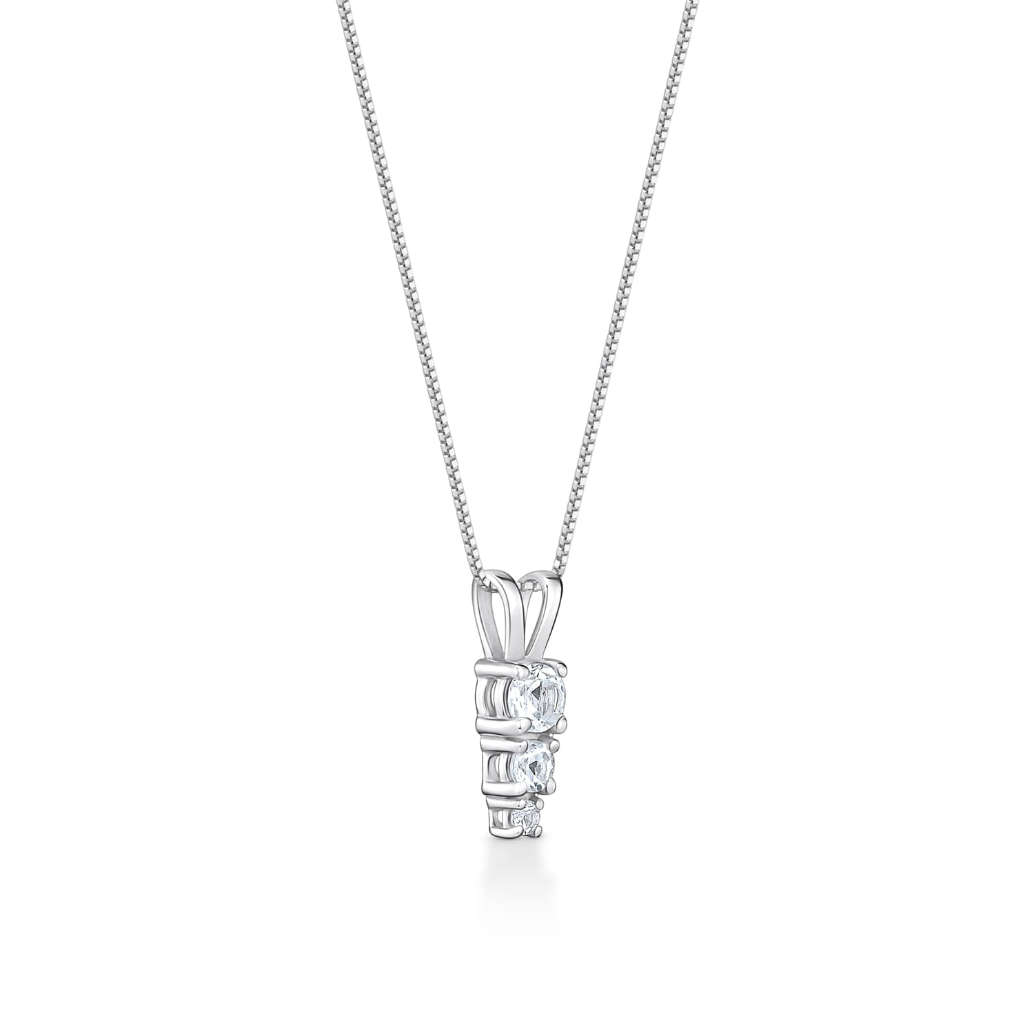 Colar prateado com pingente que forma a palavra "LOVE" com dois diamantes.