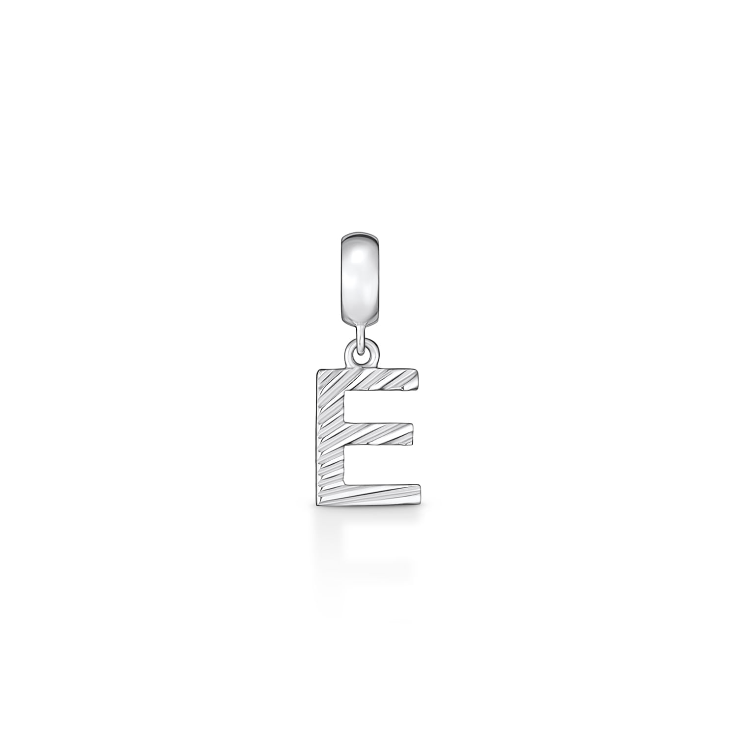 Pingente decorativo em forma de letra E, feito de metal prateado com acabamento listrado.