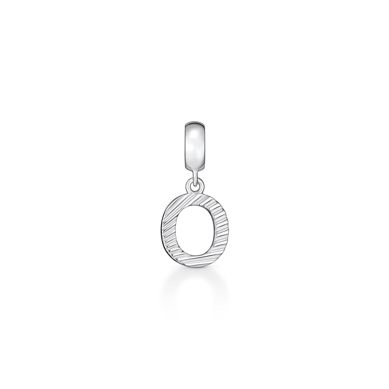Pingente de plata com formato de círculo com linhas diagonais.