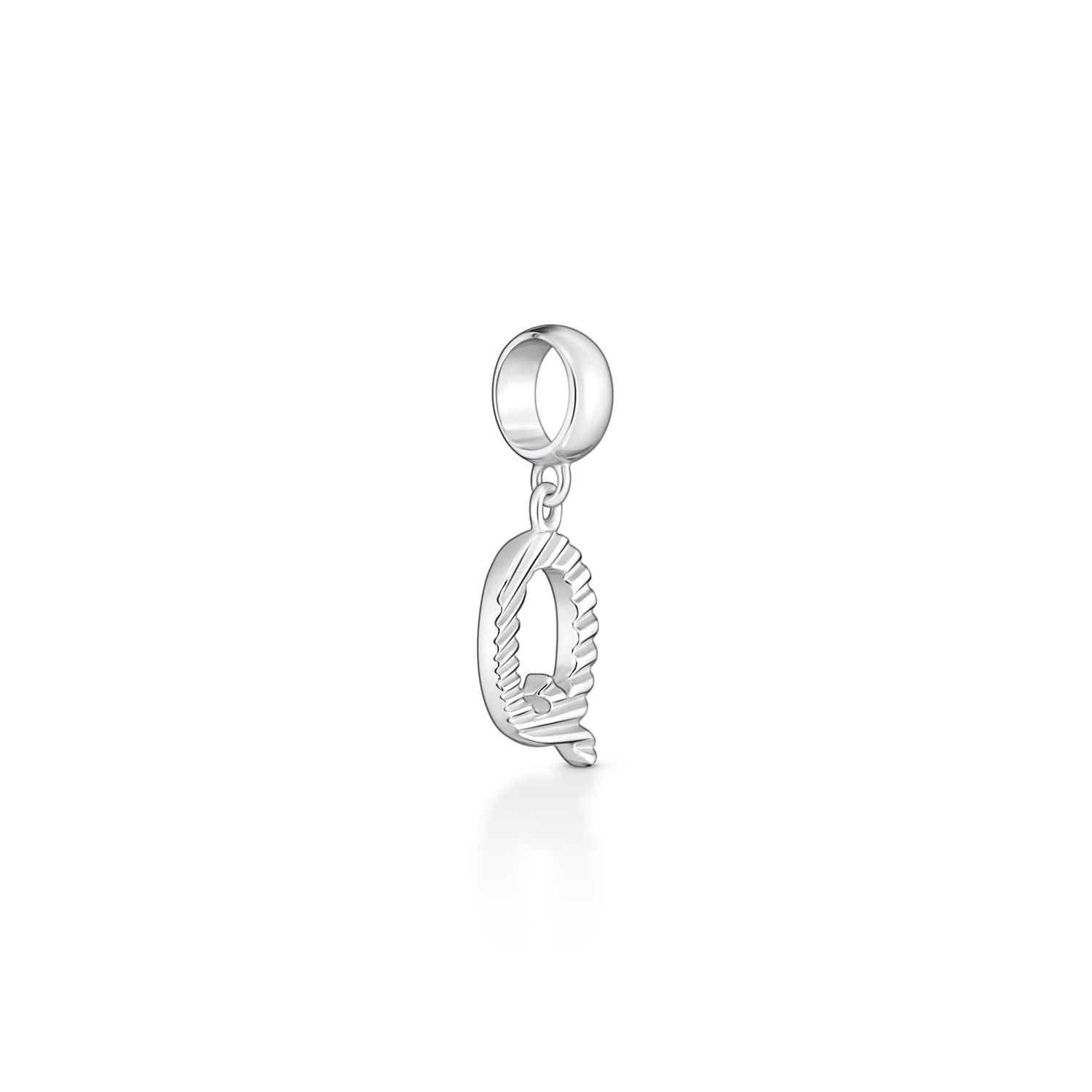 Pingente em formato de meia lua com detalhes em linhas, prateado, com argola para corrente.