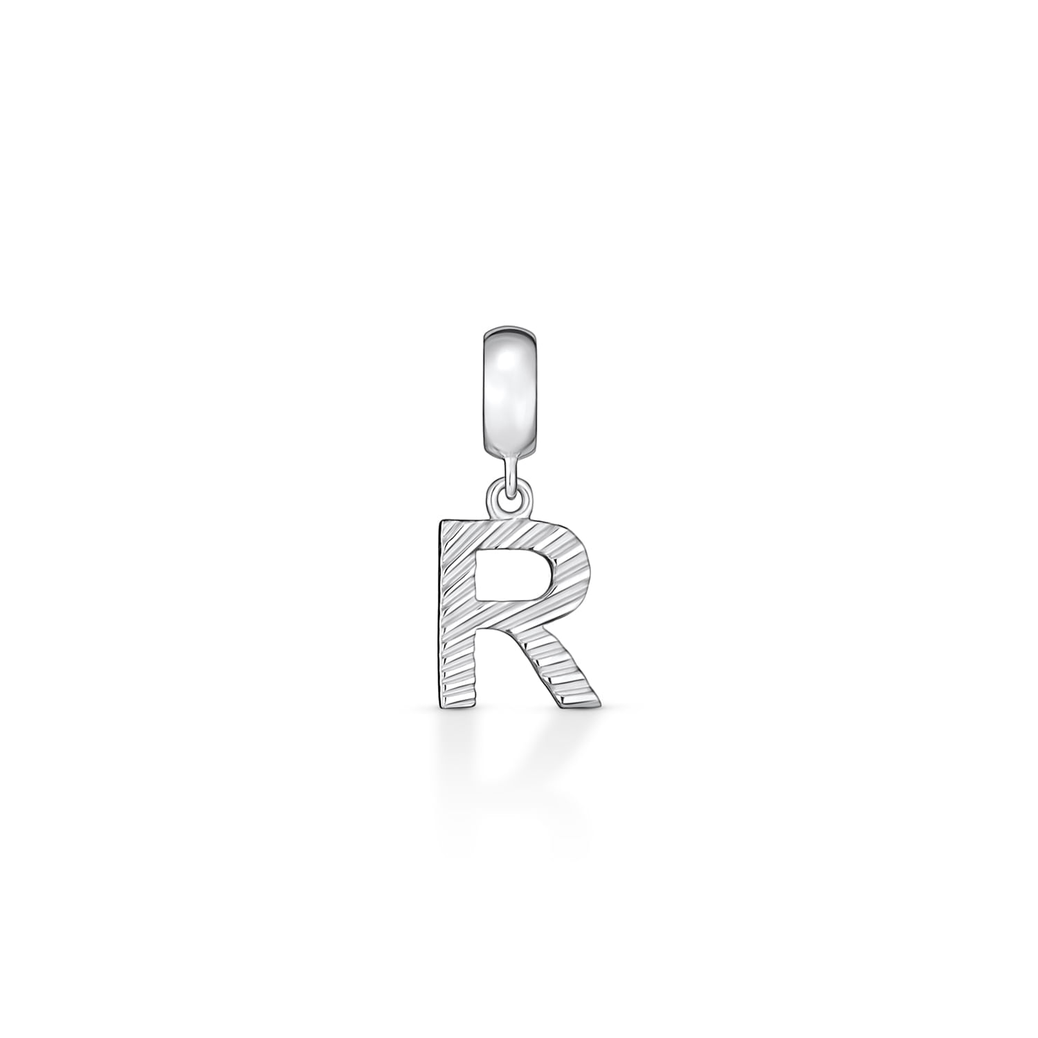 Letra "R" de colar com detalhes em linhas diagonais, em metal prateado, com corrente de encaixe na parte superior.