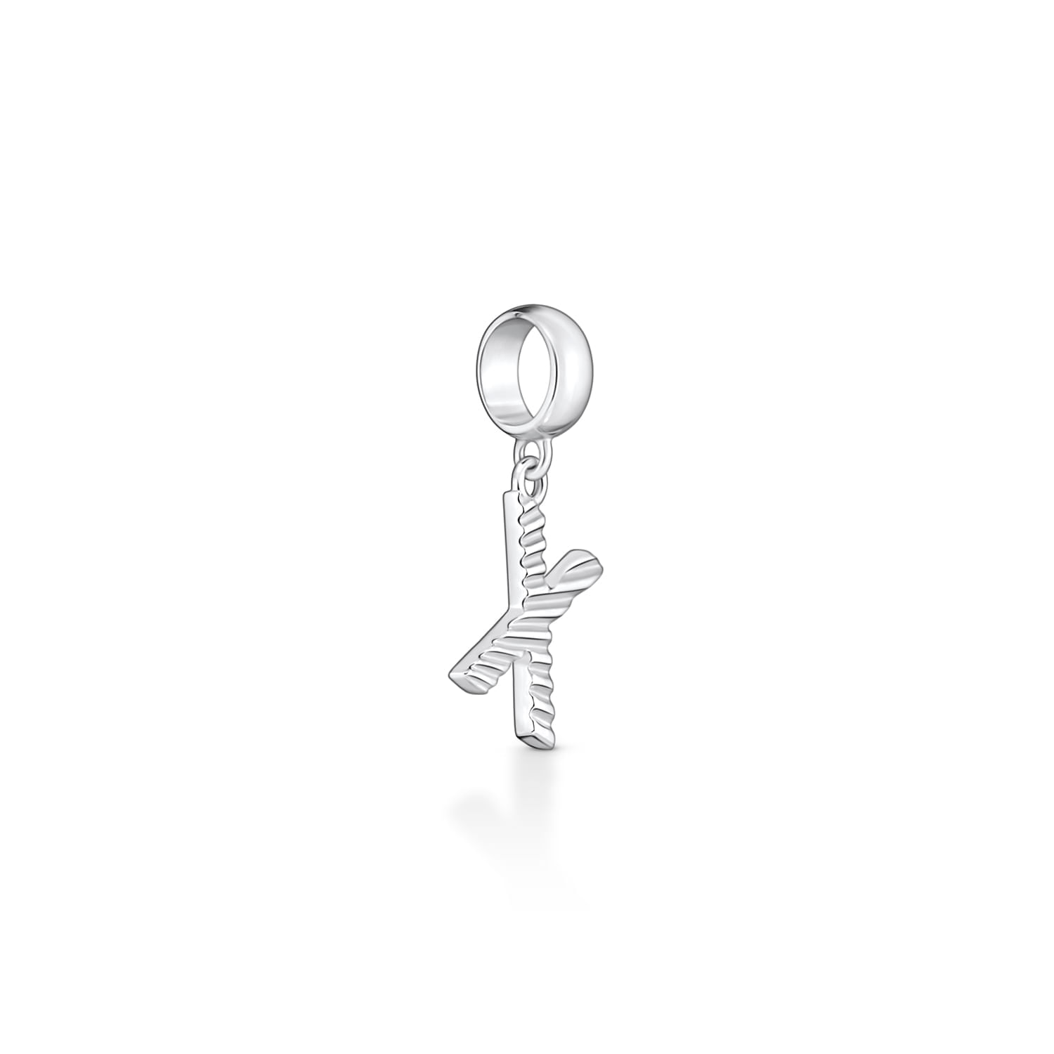 Colar com pingente de uma letra "K" em estilo riscado, feito de metal prateado, suspenso por um aro.