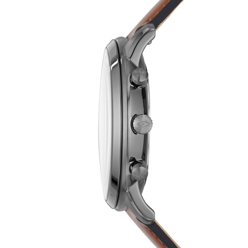 Relógio com caixa de metal, três botões laterais e pulseira de couro marrom.