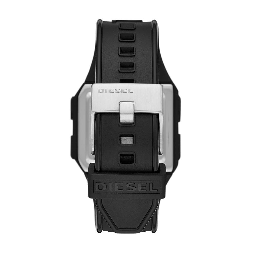 Relógio preto com pulseira de silicone e caixa de metal prateada, com a marca Diesel gravada na pulseira e na fivela.