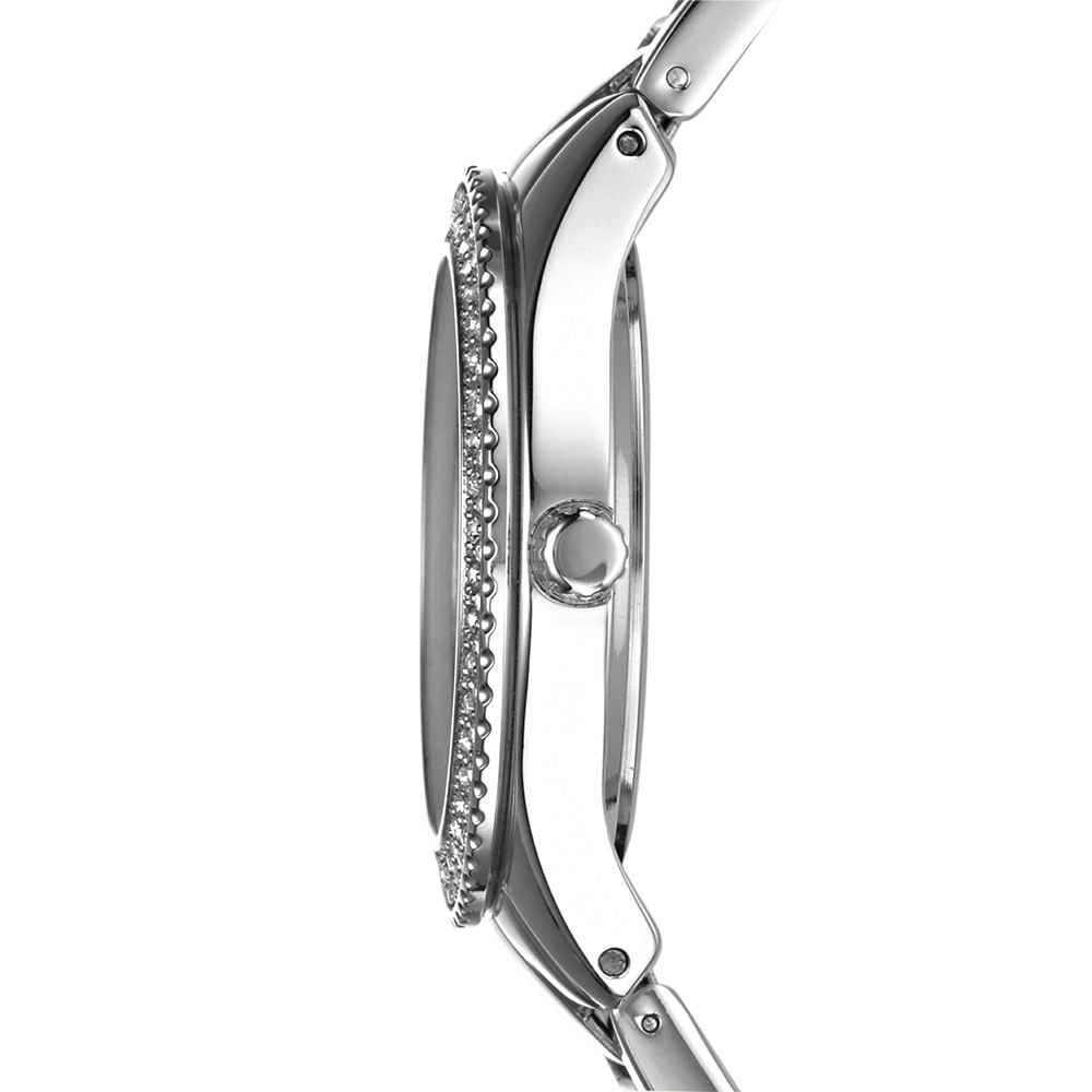 Relógio de pulso com pulseira de metal prateada, mostrador dourado e detalhes decorativos com cristais ao redor da face.