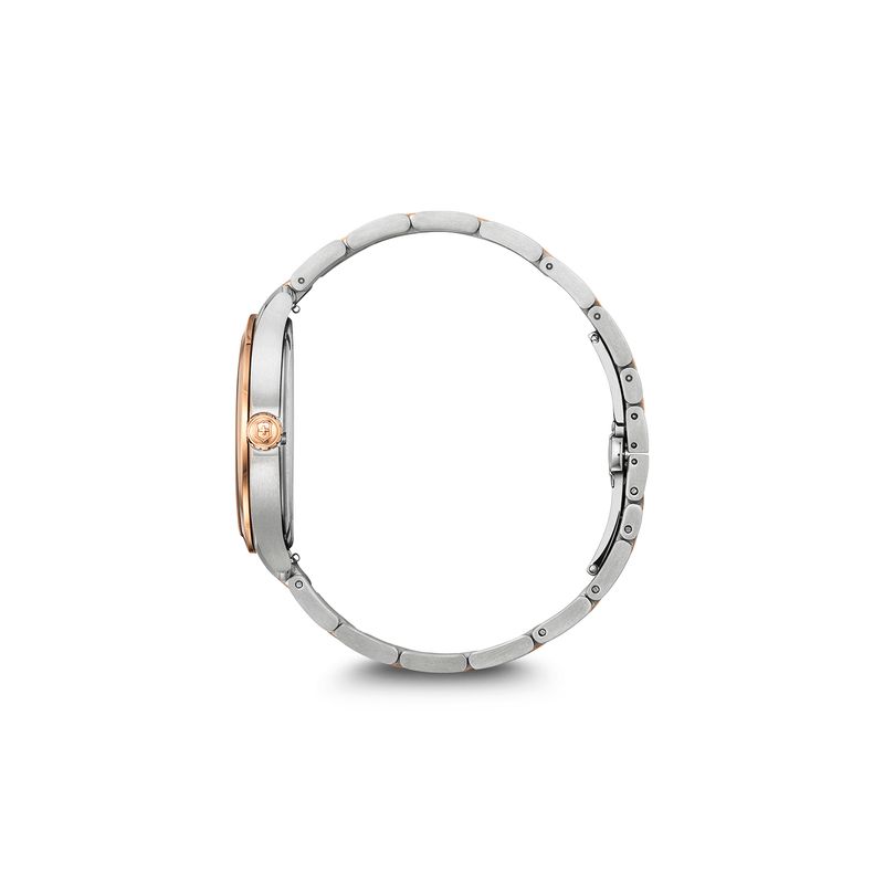 Relógio com pulseira de metal prata e caixa com detalhes em tom rose dourado, visto de lado.