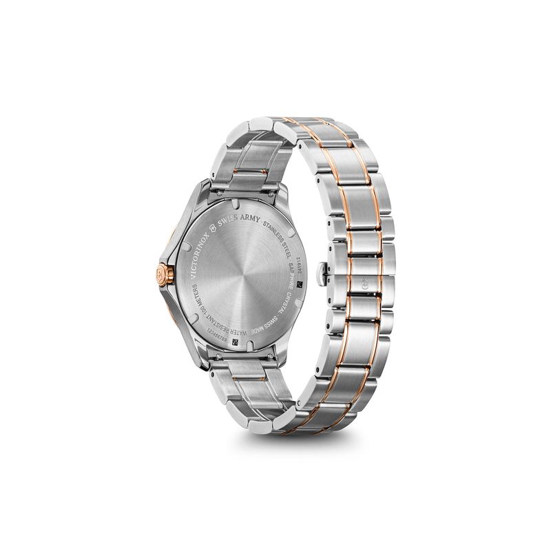 Pulseira de relógio em aço com detalhes rosê, vista traseira, mostrando a marca e informações do modelo.