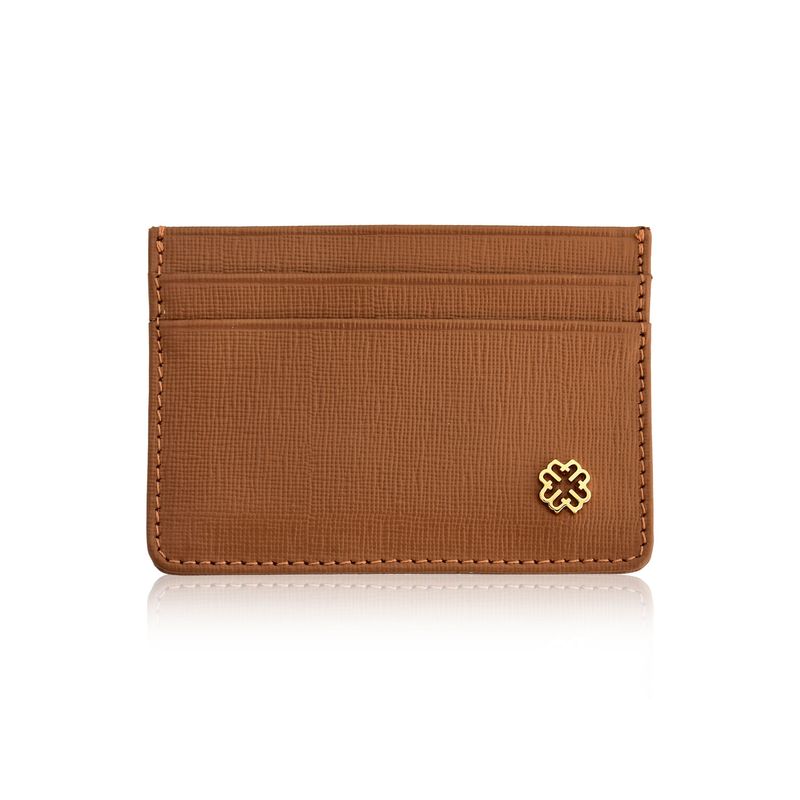 Imagem de uma carteira pequena marrom com detalhe dourado na parte inferior direita, sobre fundo branco.