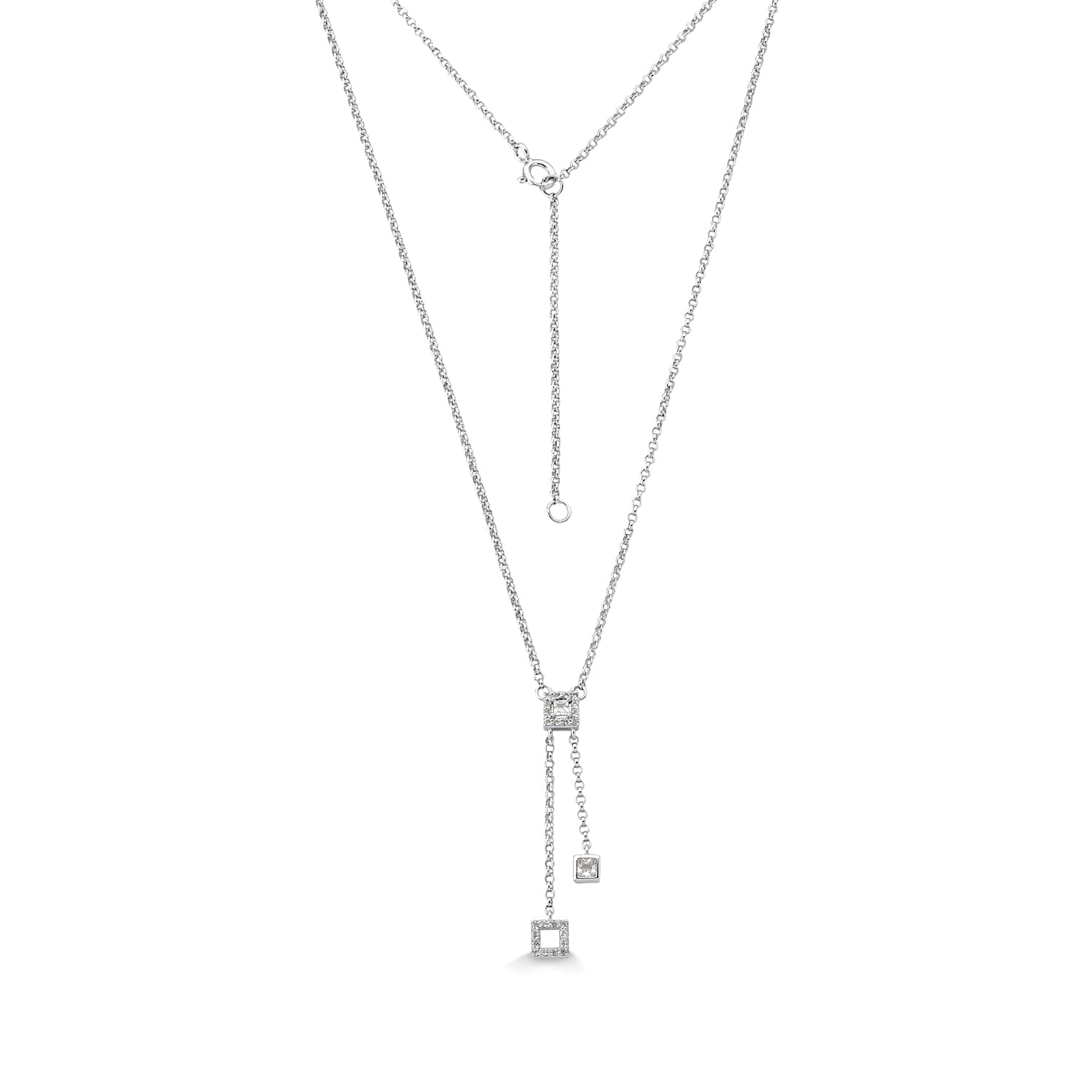 Colar com três cordões finos de corrente prateada, um com pingente de círculo, outro com detalhes de pequenas pedras, e um com pingente de quadrado.