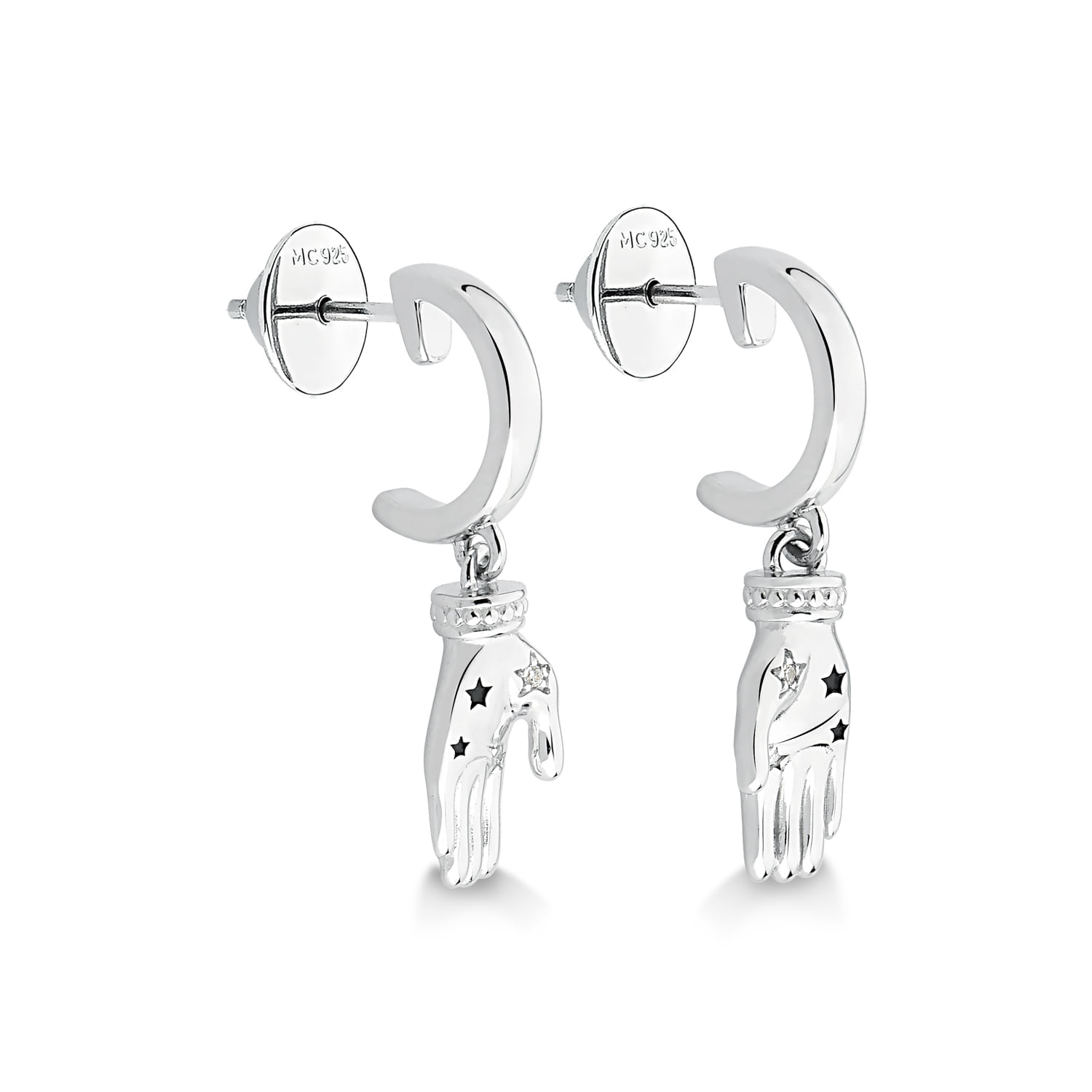 Brincos prateados com detalhes de mão e estrelas, deuso com argola e fecho de haste.