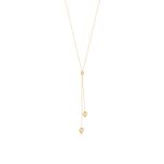 Colar dourado com corrente fina e três pingentes: uma bolinha, uma coração vazado e duas gotas.