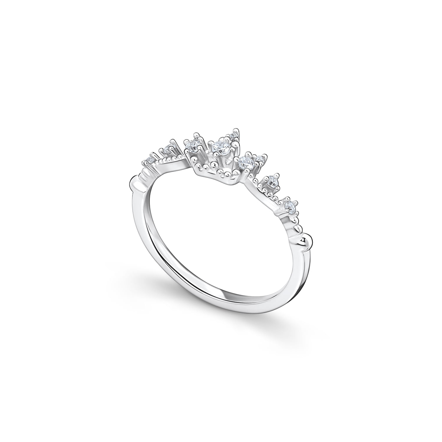 Anel de prata com pequenas pedras de diamante em formato de coroa na parte superior.