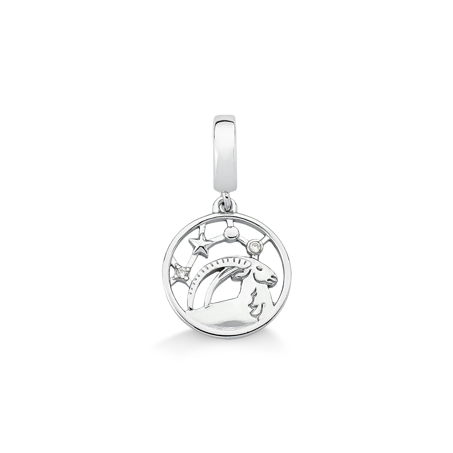 Pingente circular prateado com desenho de um cavalo, estrela, lua e pontuação na parte interna.