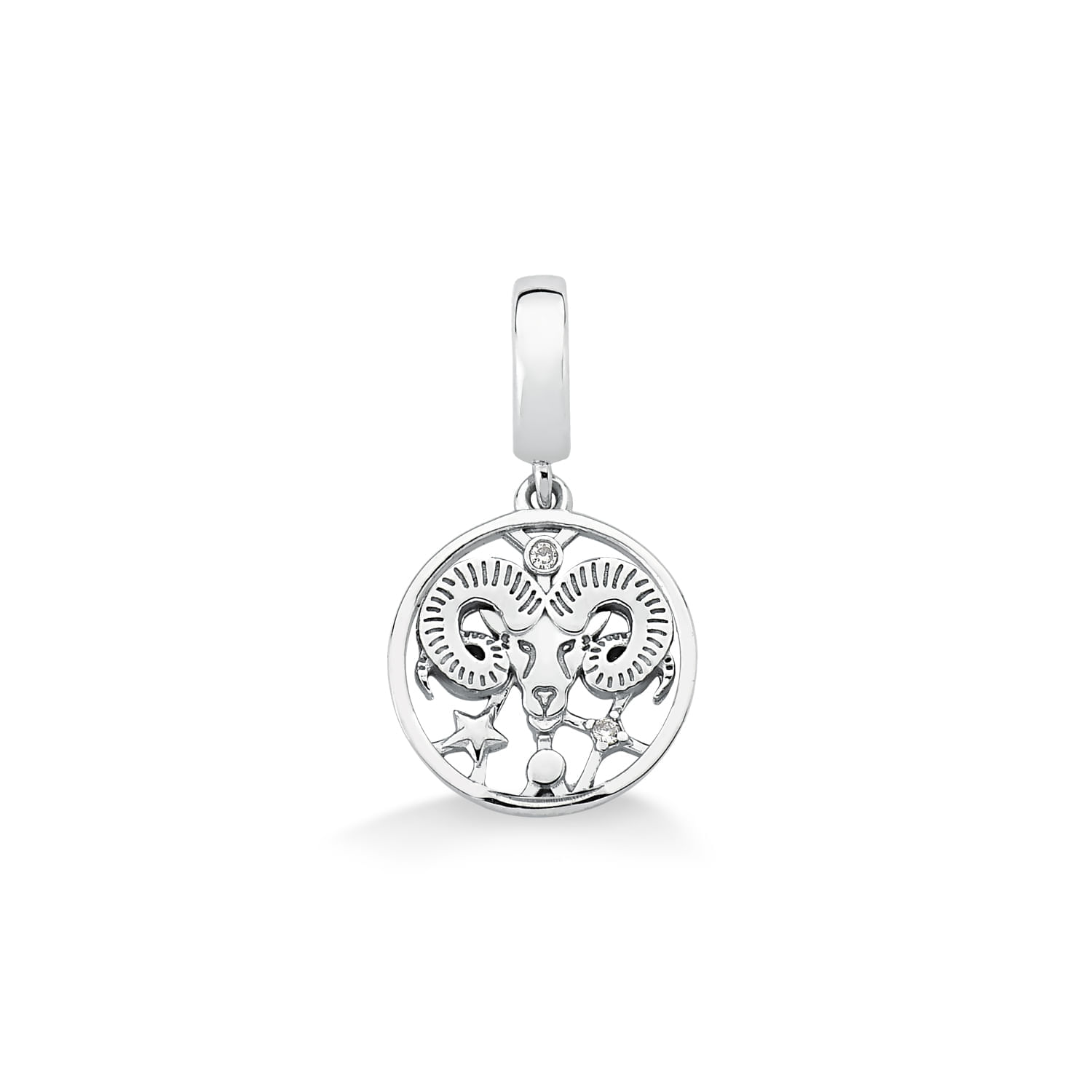 Pingente circular com desenho de um carneiro estilizado, adornado com pequenas estrelas e uma pedra brilhante no topo.