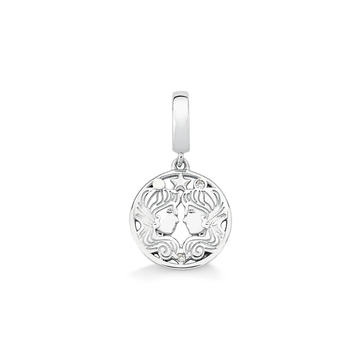 Pingente prateado com duas faces femininas, detalhes de estrelas, sol e lua, em forma circular com corrente em barra.
