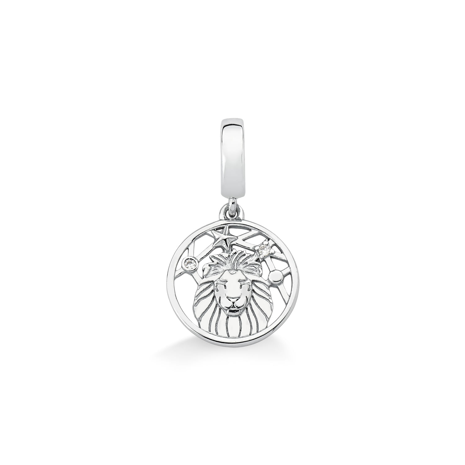 Pingente de prata com desenho de leão, estrelas e pedras, inspirado no signo de Leão.